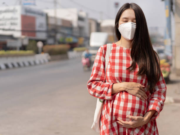 azjatka w ciąży jest w środku drogi nosić maskę pyłu pm2.5. - mother superior zdjęcia i obrazy z banku zdjęć