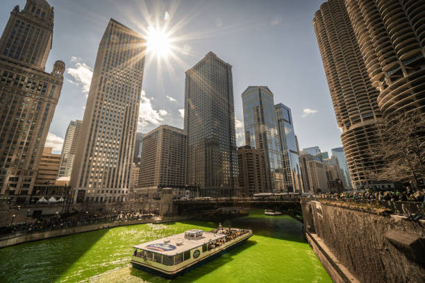 rivière chicago à l'époque de saint patrick - chicago skyline lake nautical vessel photos et images de collection