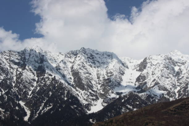 istock Snow clad mountains in Manali, India 1203115971