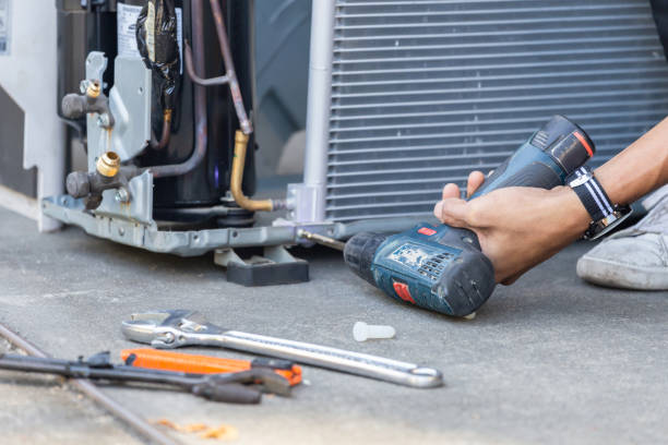 enfoque selectivo reparación del aire acondicionado, manos de hombre técnico utilizando un destornillador de fijación de moderno sistema de aire acondicionado - air conditioner electricity repairing furnace fotografías e imágenes de stock