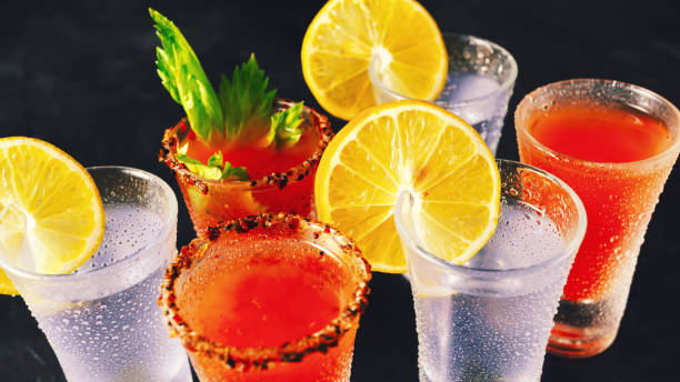 나이트클럽에서 다양한 알코올 칵테일을 즐기며 즐기보시고 있습니다. - hurricane cocktail 뉴스 사진 이미지