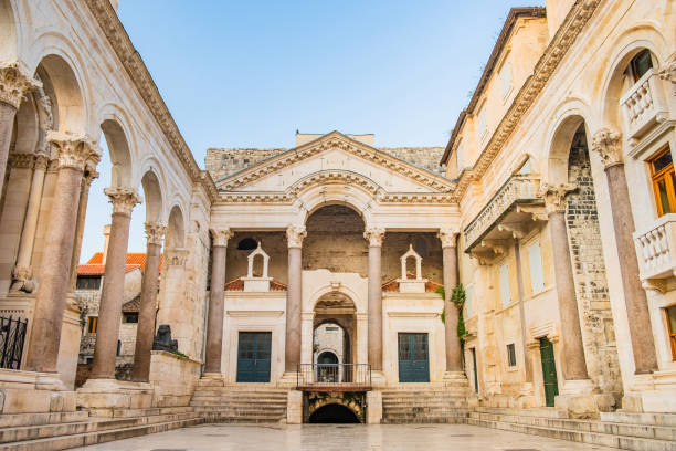 split, croatia, diocletians palace and peristyle square - palace imagens e fotografias de stock