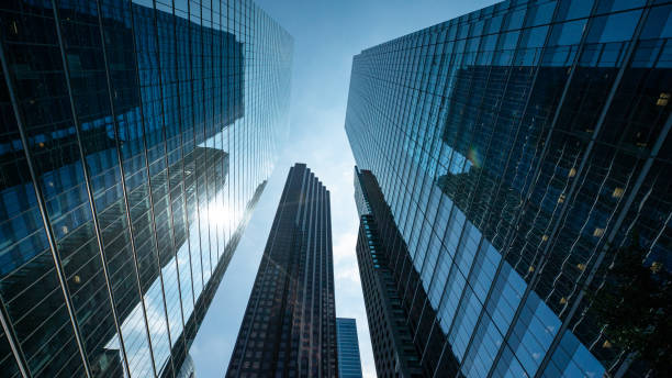 edifícios de escritório sustam céu azul com reflexão solar - urban scene bank financial building downtown district - fotografias e filmes do acervo