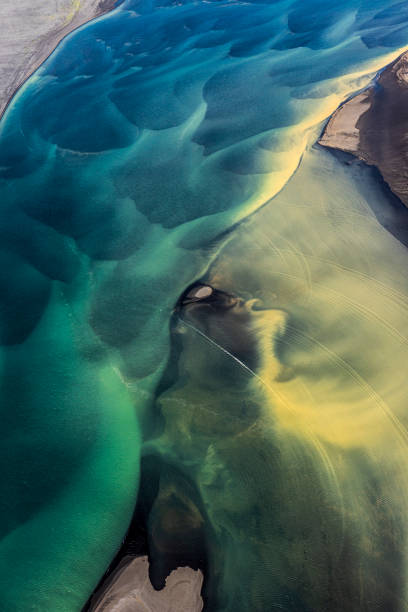 magnifique paysage de rêve de l'islande, avec des rivières glaciaires qui coulent, prises à partir d'un hélicoptère - iceland nature glacier ice photos et images de collection