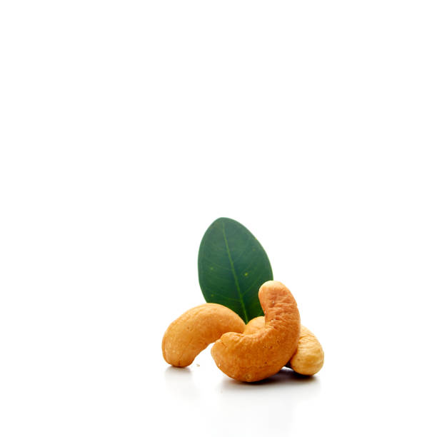 白に分離されたローストカシューナッツのクローズアップ - cashew close up food salted ストックフォトと画像