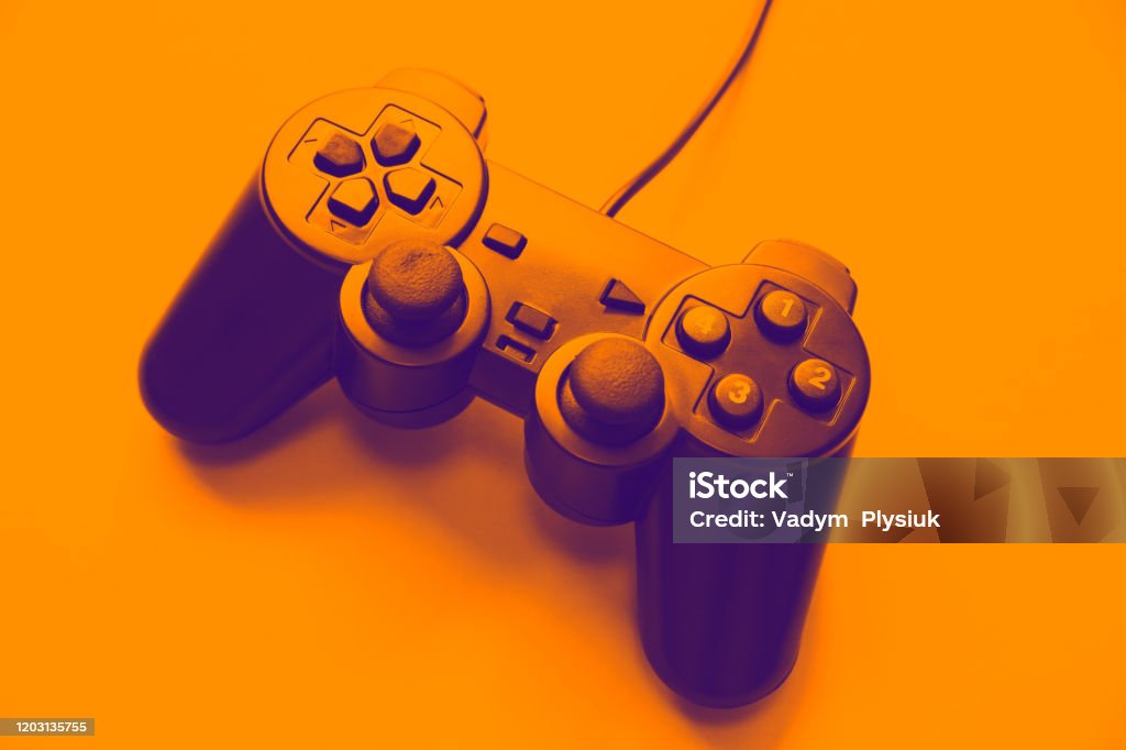 Foto de Joystick Em Fundo Laranja Gamepad Para Jogar Jogos De Computador e  mais fotos de stock de Controle de video game - iStock