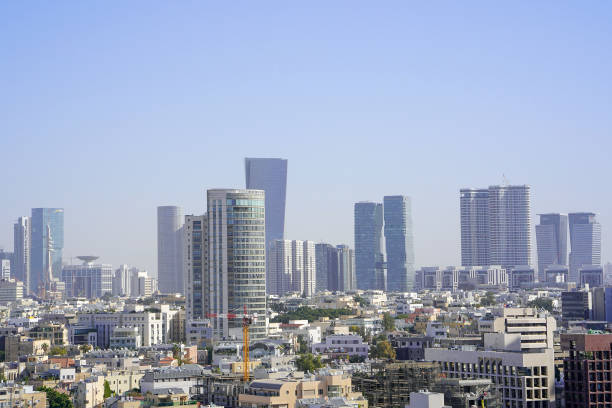 panorama du centre-ville de tel aviv. - tel aviv israel skyline traffic photos et images de collection