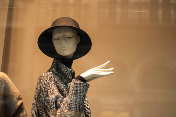 店の前に立つ無命のマネキン。トップスには服があります。 - mannequin clothing window display fashion ストックフォトと画像