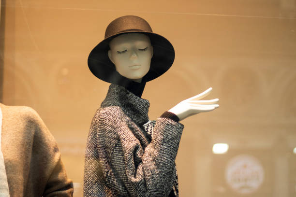 店の前に立つ無命のマネキン。トップスには服があります。 - mannequin clothing window display fashion ストックフォトと画像