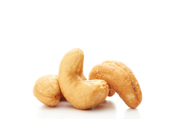 白に分離されたローストカシューナッツのクローズアップ - cashew close up food salted ストックフォトと画像