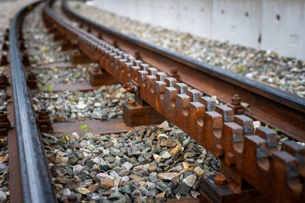 primo piano dei binari arrugginiti del treno a cremagliera - rack railway foto e immagini stock