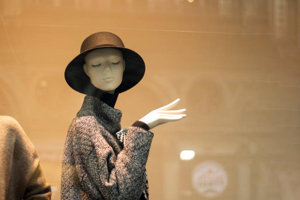 店の前に立つ無命のマネキン。トップスには服があります。 - mannequin clothing window display fashion ストックフォトと画像