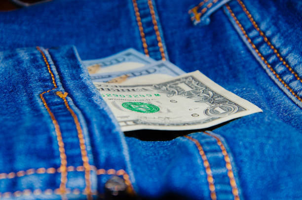 American banknotes in jeans pocket. A note in denominations of $ 100 peeps, stick out from the back, the foremost pants pocket. Money falls out of pocket. Flare effect. View from different angles billetes americanos en bolsillo vaqueros. una nota en denominaciones de $ 100 peeps, sobresalir de la parte posterior, el bolsillo de pantalones más importante. el dinero se cae de su bolsillo. efecto destello. vista desde diferentes ángulos