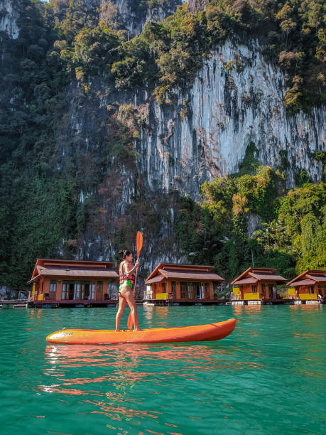 surat thani, parco nazionale khao sok thailandia gennaio 2020, bungalow in legno al lago e kayak di persone di fronte al lago - parco nazionale di khao sok foto e immagini stock