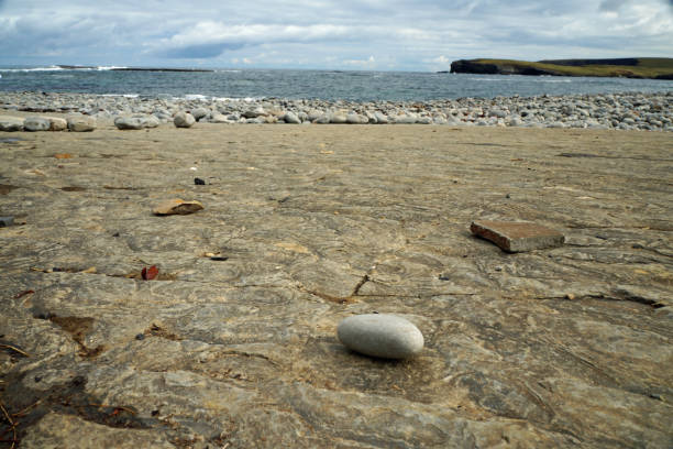kilkee beach irlanda - kilkee foto e immagini stock