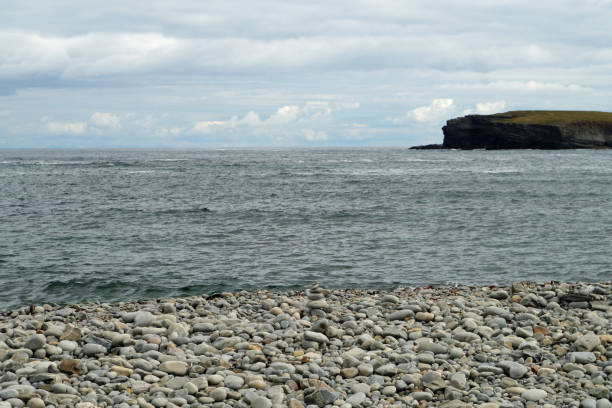 kilkee  beach ireland - kilkee imagens e fotografias de stock