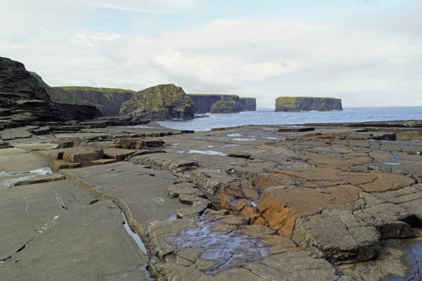 cliff walk kilkee - kilkee foto e immagini stock