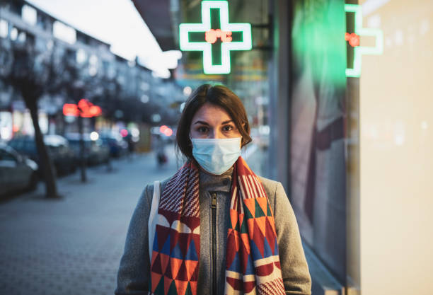 young woman in town with protective face mask. - swine flu fotos imagens e fotografias de stock