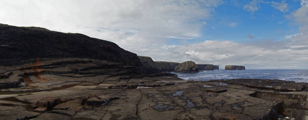 cliff walk kilkee - kilkee foto e immagini stock