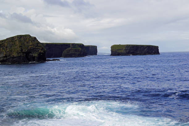 cliff walk kilkee - kilkee foto e immagini stock