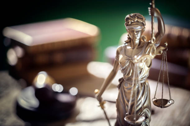 statue de concept juridique et juridique de lady justice avec des échelles de justice - condamner à une peine photos et images de collection