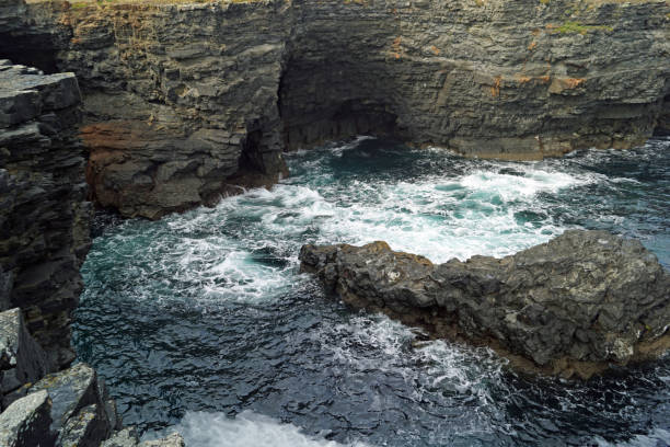 cliff walk kilkee - kilkee imagens e fotografias de stock