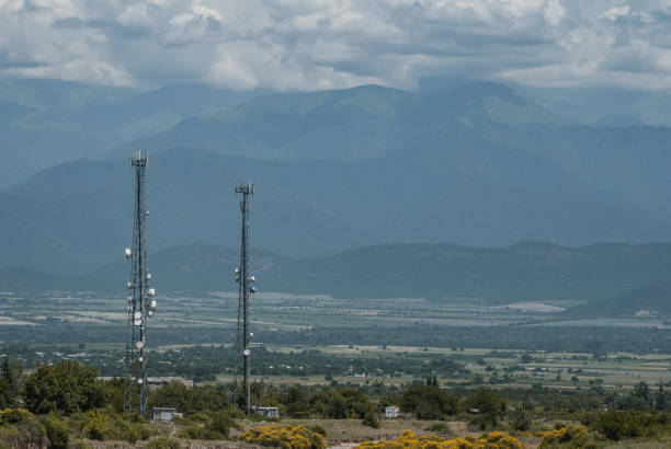 torres móviles en el fondo de montañas, telecomunicaciones, - antenae fotografías e imágenes de stock