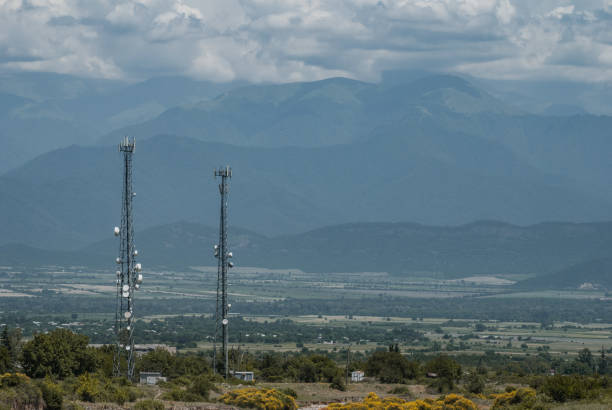 мобильные башни на фоне гор, телекоммуникаций, - antenae стоковые фото и изображения