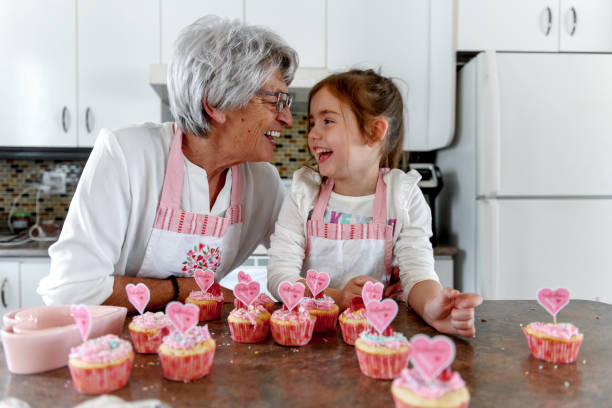 großmutter und enkelkochen - grandmother cooking baking family stock-fotos und bilder