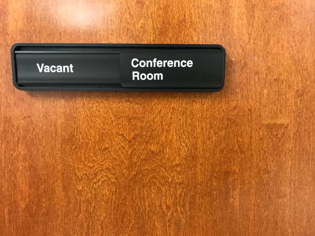 conference room vacant sign on wooden door - conference room sign imagens e fotografias de stock