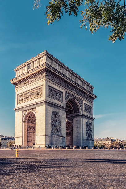 arc de triomphe à paris en journée - charles de gaulle photos et images de collection