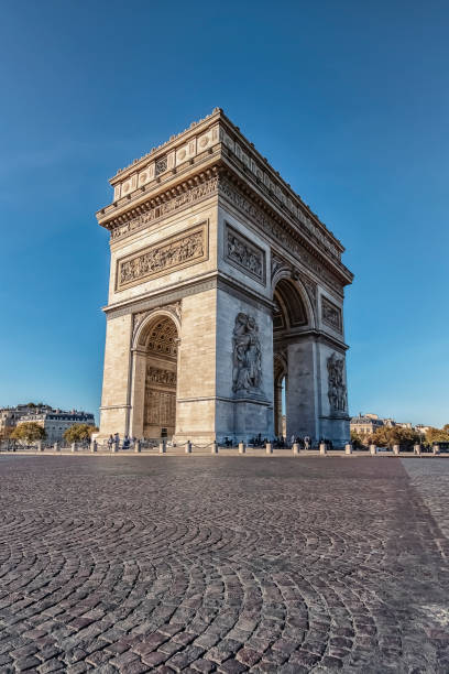 arc de triomphe à paris en journée - charles de gaulle photos et images de collection