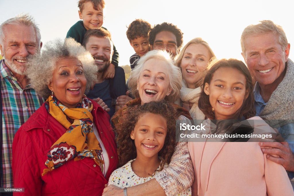 Porträt der Mehrgenerationen-Familiengruppe im Winterstrandurlaub - Lizenzfrei Familie Stock-Foto