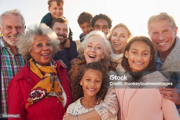 Porträt Der Mehrgenerationenfamiliengruppe Im Winterstrandurlaub Stockfoto und mehr Bilder von Familie