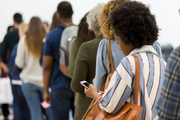 photo arrière de vue de ligne de personnes attendant de voter - black line photos et images de collection