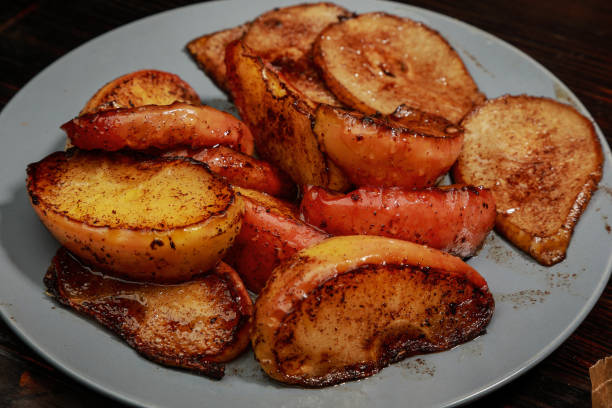rodajas de manzana frita y pera con canela y miel - baked apple food meal dessert fotografías e imágenes de stock