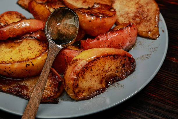 rodajas de manzana frita y pera con canela y miel - baked apple food meal dessert fotografías e imágenes de stock