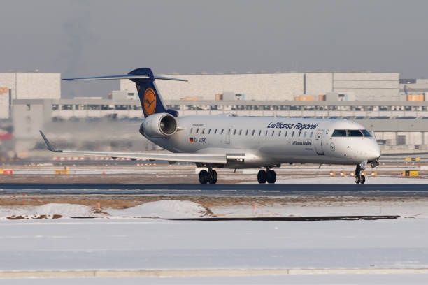 lufthansa bombardier crj-700 d-acpo passagierflugzeug abflug am frankfurter flughafen - crj 700 stock-fotos und bilder