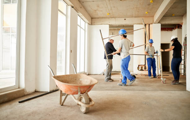 männer bei der arbeit - construction building contractor housing development house stock-fotos und bilder