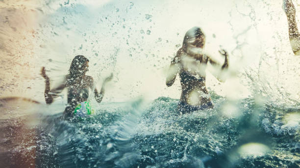 바다에서 함께 놀고, 여름 일몰 동안 튀기고 다이빙하는 친구들 - jumping freedom women beach 뉴스 사진 이미지