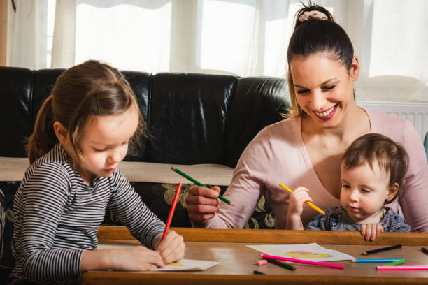 幸せな母親は彼女の子供たちをホイット。 - childs drawing child preschool crayon ストックフォトと画像