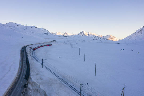 눈 덮인 풍경에 스위스 빨간 기차 - graubunden canton switzerland station mountain 뉴스 사진 이미지