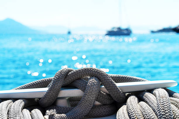 guincho de iate e cabo em um iate de vela. - sailing cable winch yacht sport - fotografias e filmes do acervo