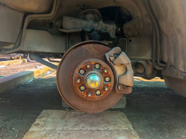 primer plano de coche roto oxidado con la rueda que falta - vehicle door flash fotografías e imágenes de stock