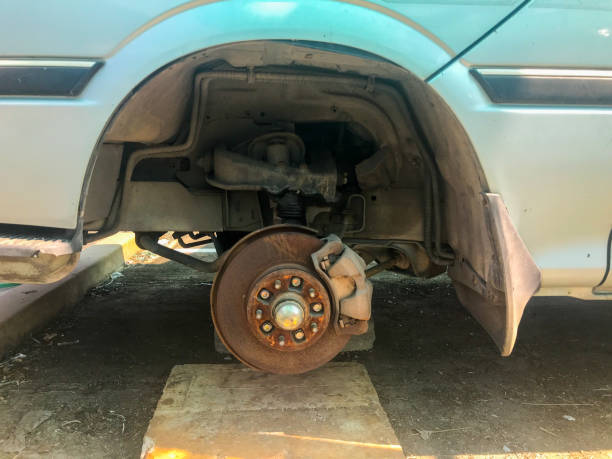 close up of rusty broken car with missing wheel - vehicle door flash imagens e fotografias de stock