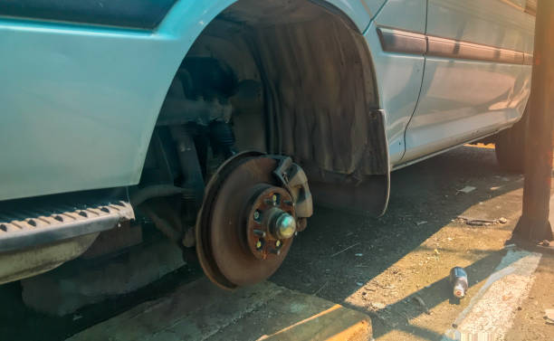 close up of rusty broken car with missing wheel - vehicle door flash imagens e fotografias de stock