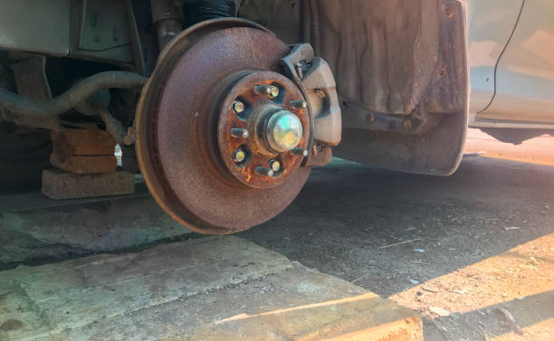 close up of rusty broken car with missing wheel - vehicle door flash imagens e fotografias de stock