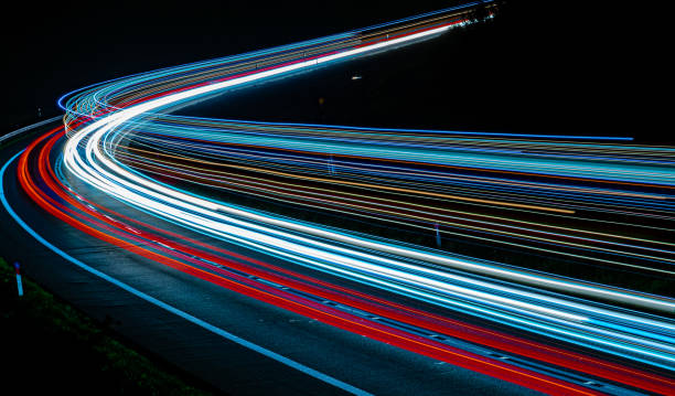 luzes de carros com noite. exposição longa - long exposure flash - fotografias e filmes do acervo