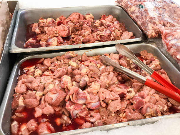 fila di pollo giblets in negozio di scaffali nel mercato alimentare - byproduct foto e immagini stock