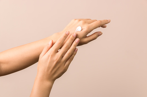 Skincare. vista de cerca de la mano de la mujer que los hidrata con crema. Skincare photo